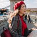 Туристы с рюкзаками и картой на фоне европейских достопримечательностей