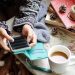 Туристы бронируют тур в Турцию через интернет на телефоне
